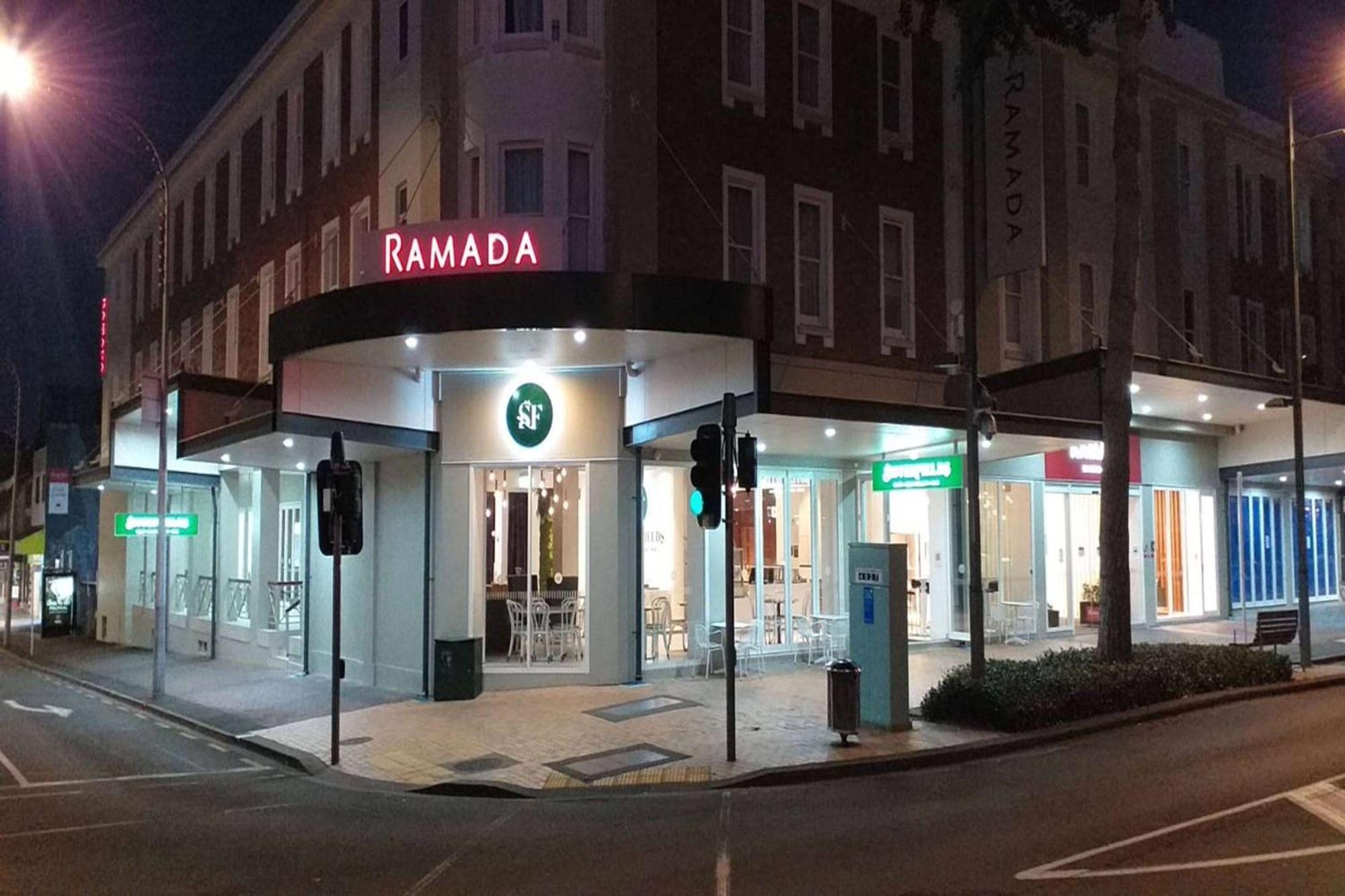 Ramada By Wyndham, Hamilton City Center المظهر الخارجي الصورة