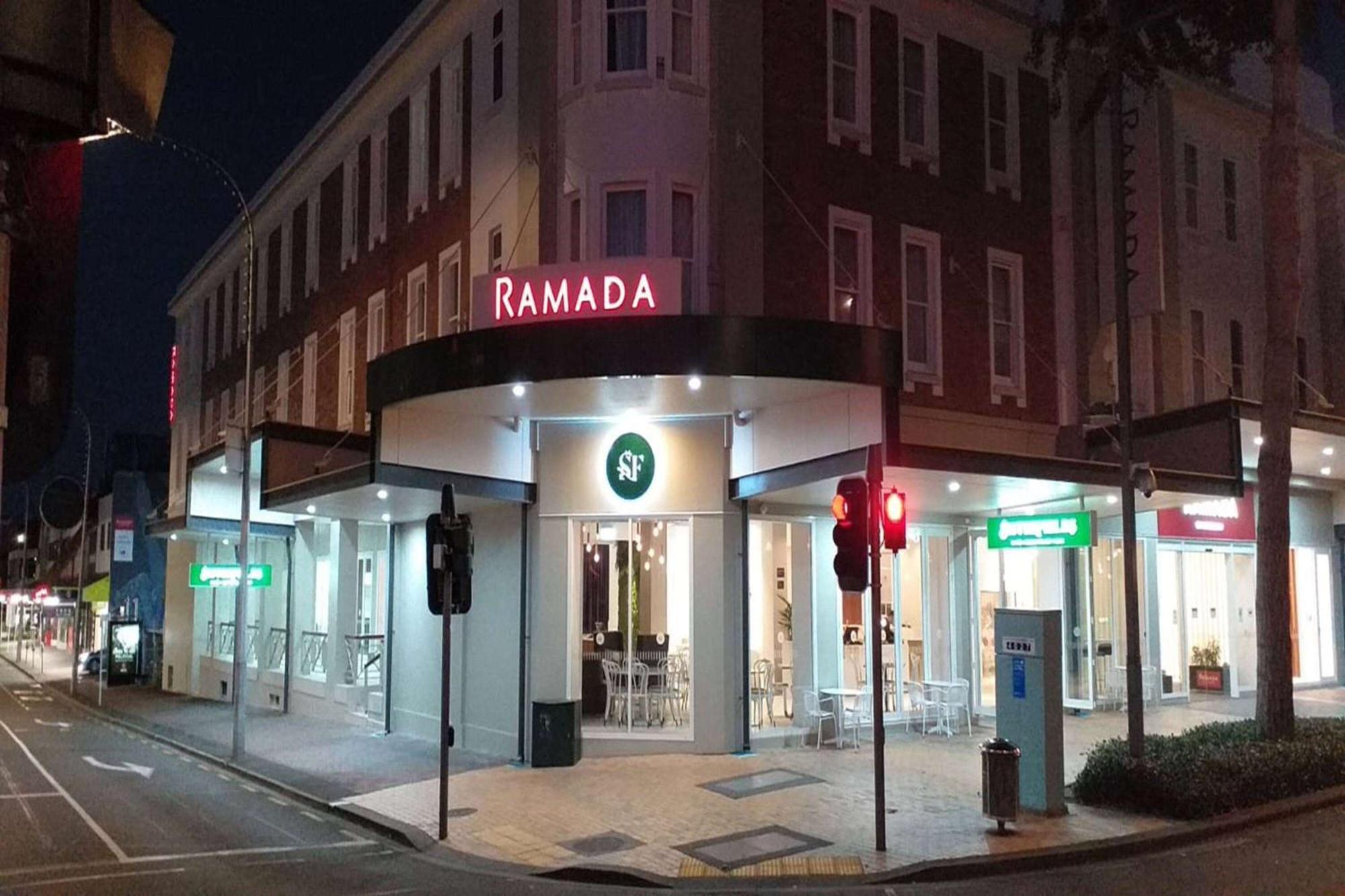 Ramada By Wyndham, Hamilton City Center المظهر الخارجي الصورة