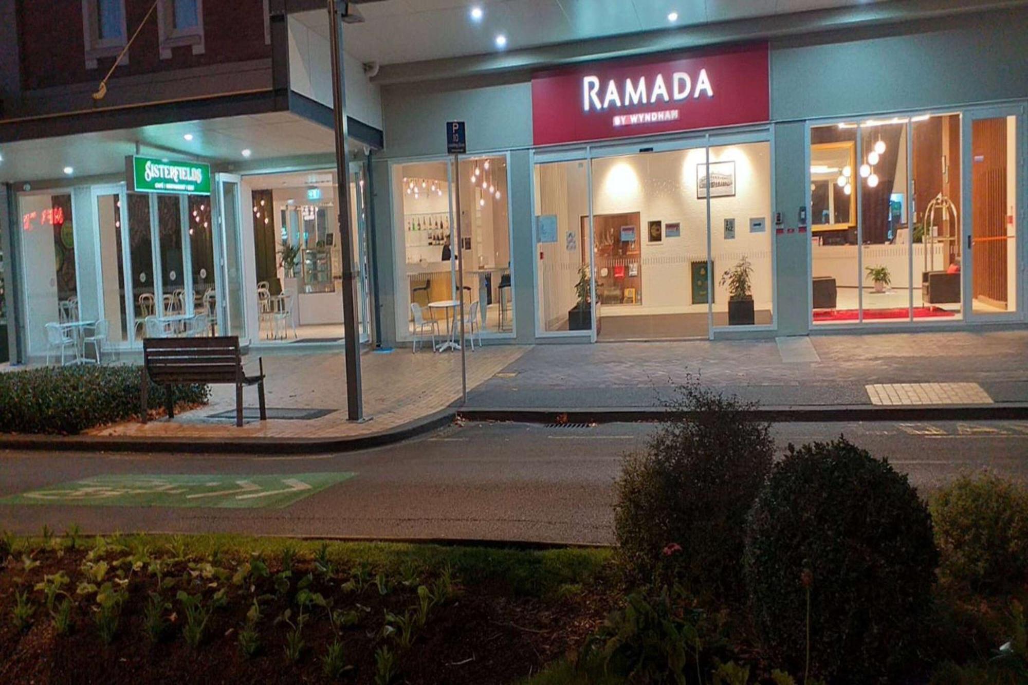 Ramada By Wyndham, Hamilton City Center المظهر الخارجي الصورة
