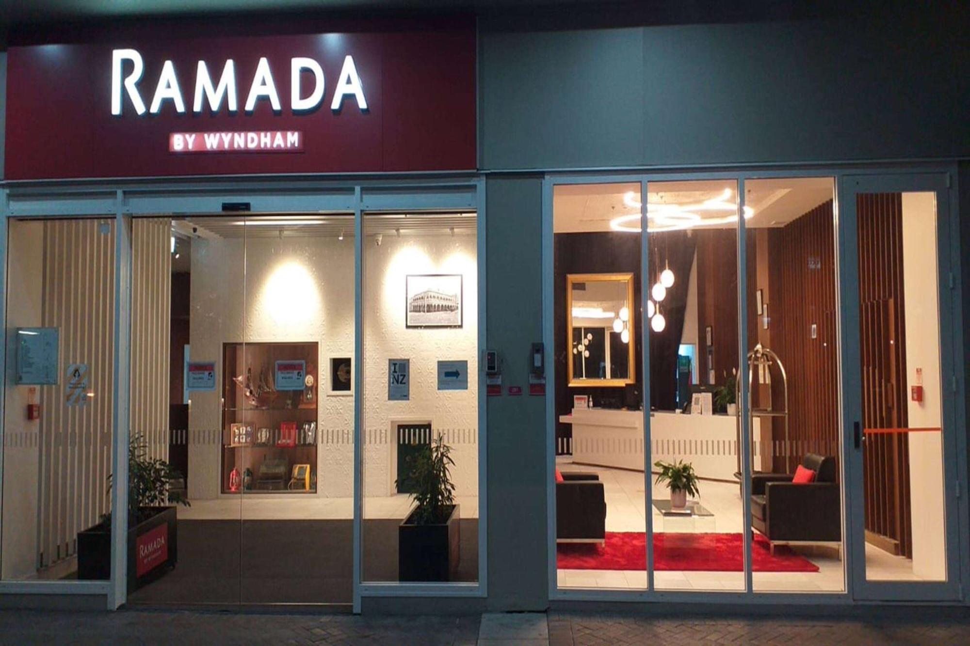 Ramada By Wyndham, Hamilton City Center المظهر الخارجي الصورة